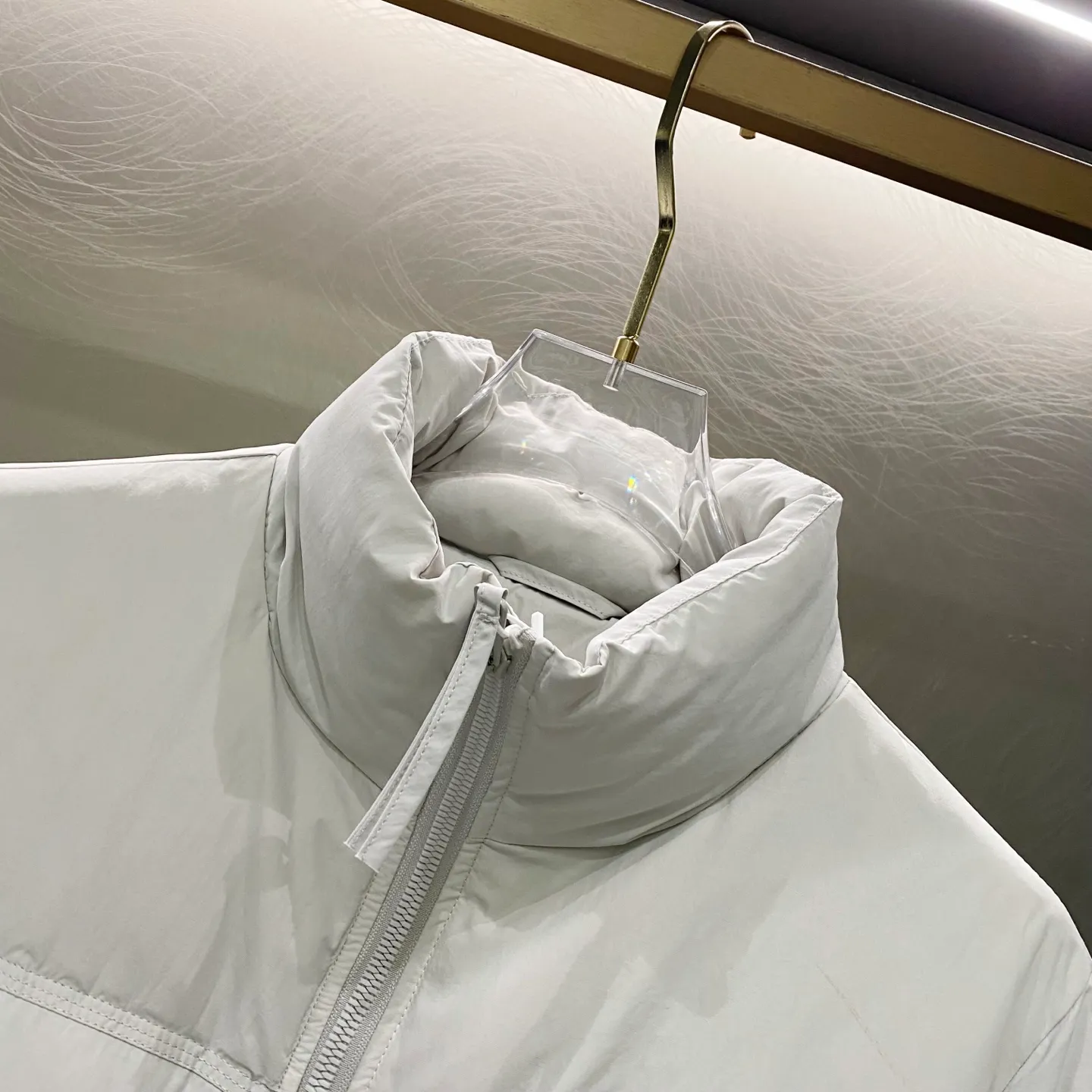 P660 Ralph Lauren/Ralph Lauren matte classic new winter down jacket, same style for men and women, versatile and warm!     It is filled with 90% white duck down and has better thermal insulation performance. It is lightweight and not heavy, and has good loft recovery after compression. The interior is made of nylon with a double-layer sealing design that will not cause any velvet leakage. The adjustable hem with built-in drawstring buckle can prevent wind and cold.  Color: Black White Navy Size: M-2XL